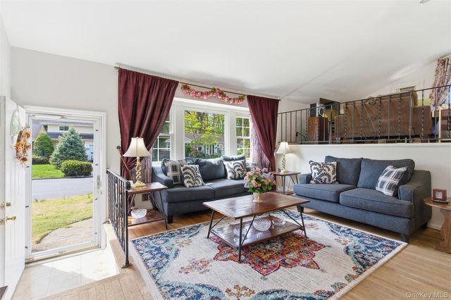 11 Roxanne Court, Huntington Station, NY 11746