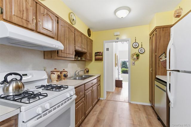 11 Roxanne Court, Huntington Station, NY 11746