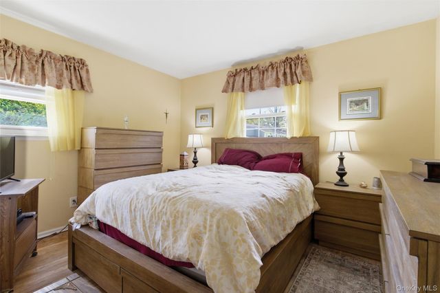 11 Roxanne Court, Huntington Station, NY 11746