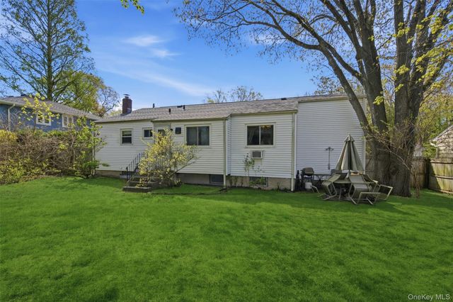 11 Roxanne Court, Huntington Station, NY 11746