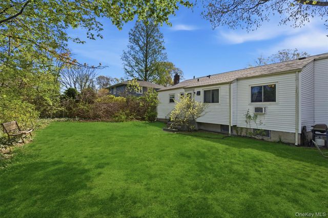 11 Roxanne Court, Huntington Station, NY 11746