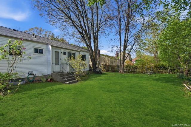 11 Roxanne Court, Huntington Station, NY 11746