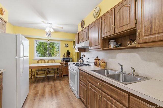 11 Roxanne Court, Huntington Station, NY 11746