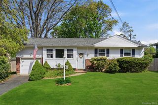 11 Roxanne Court, Huntington Station, NY 11746