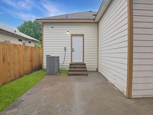 1220 E Pulaski Street, Fort Worth, TX 76104