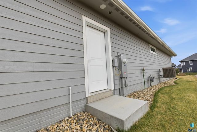 6600 E Fieldview St Street, Sioux Falls, SD 57110