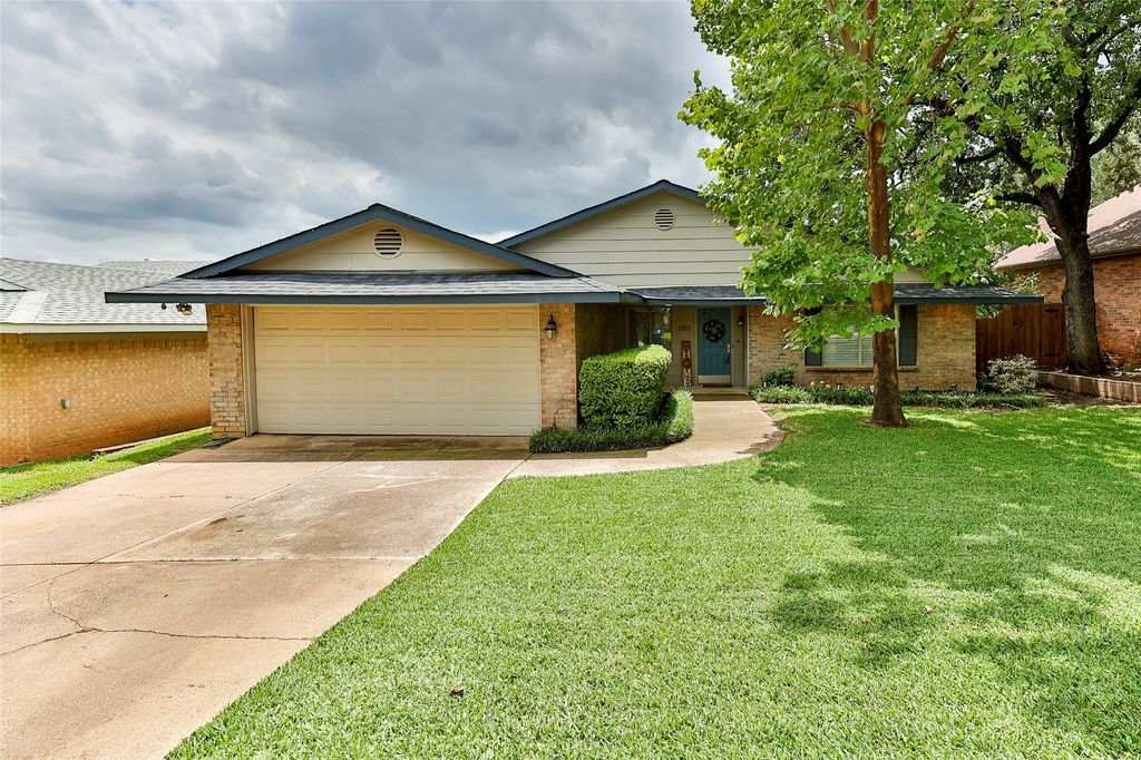 2812 Meandering Way, Bedford, TX 76021