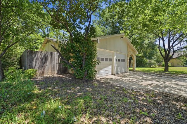 1137 Meadow Creek Court, Lancaster, TX 75146