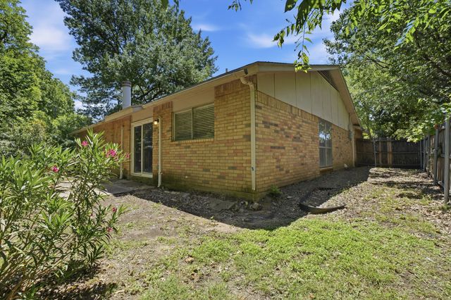1137 Meadow Creek Court, Lancaster, TX 75146