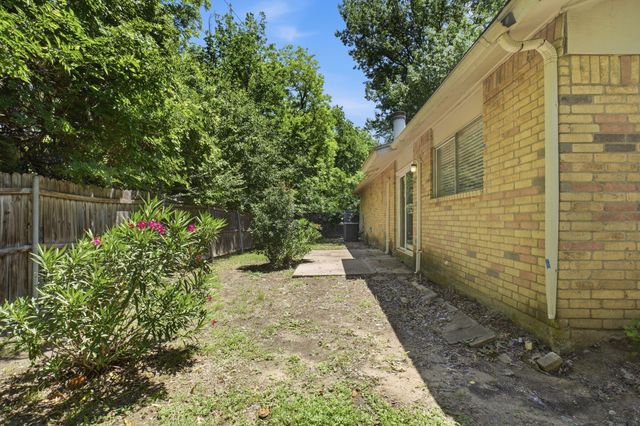1137 Meadow Creek Court, Lancaster, TX 75146