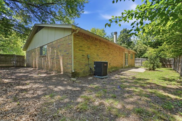 1137 Meadow Creek Court, Lancaster, TX 75146