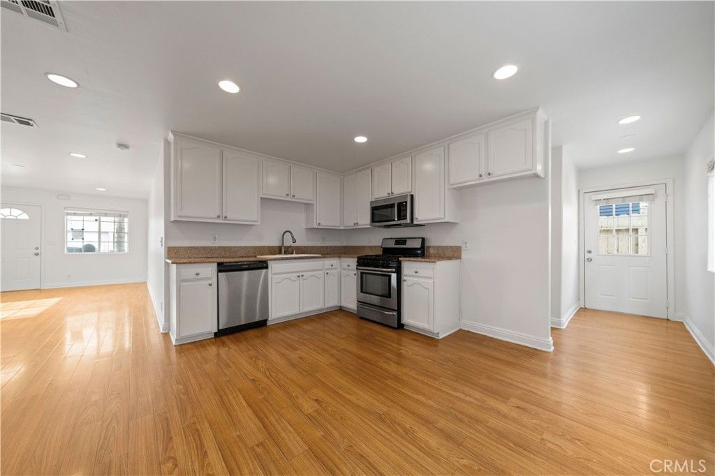 Image 7 of property listing at 420 Cerritos Avenue, Long Beach, CA 90802