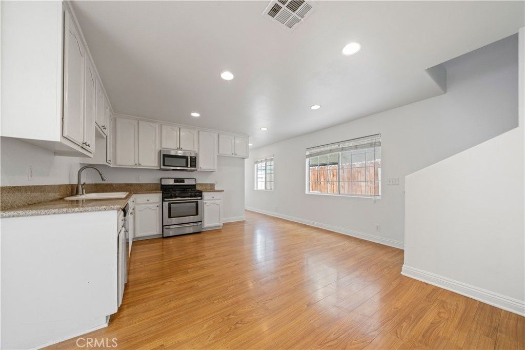 Image 8 of property listing at 420 Cerritos Avenue, Long Beach, CA 90802