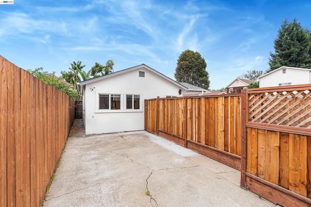 3035 Logan St, Oakland, CA 94601