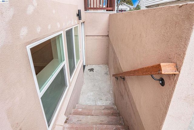 3035 Logan St, Oakland, CA 94601