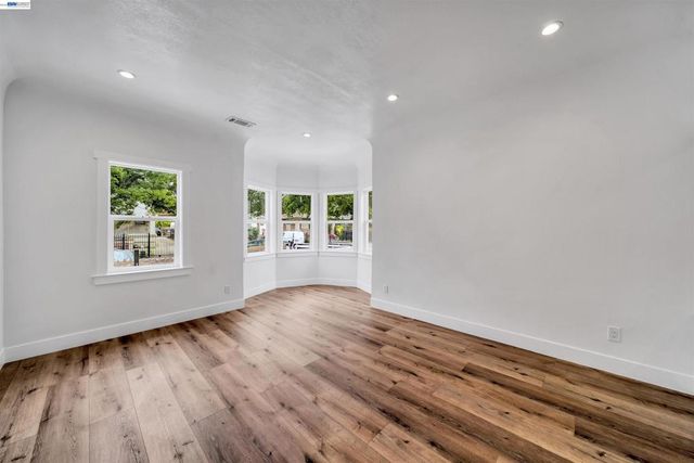 3035 Logan St, Oakland, CA 94601