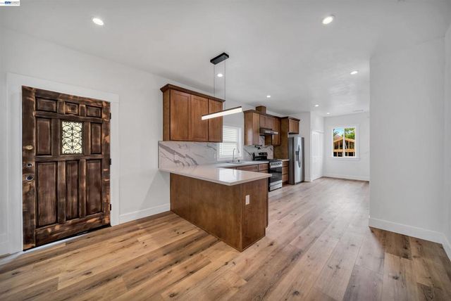 3035 Logan St, Oakland, CA 94601