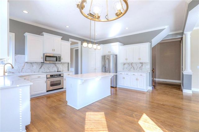 19011 W 99th Street, Lenexa, KS 66220