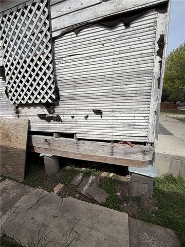 616 E Avenue H, Robstown, TX 78380