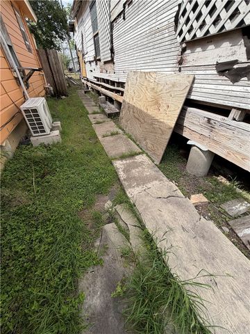 616 E Avenue H, Robstown, TX 78380