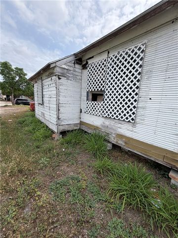 616 E Avenue H, Robstown, TX 78380
