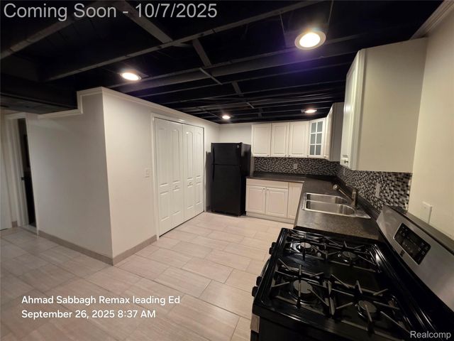 381 S Beech Daly Street, Dearborn Heights, MI 48125