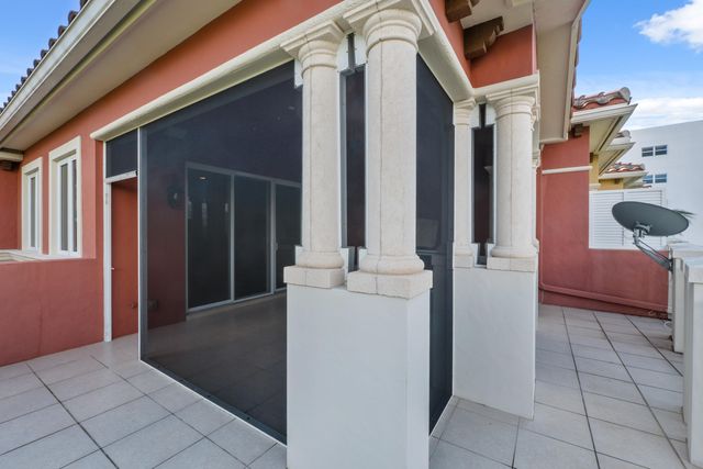 453 NE 19th Avenue D, Deerfield Beach, FL 33441