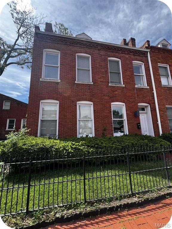 1917 S 11th Street, St Louis, MO 63104