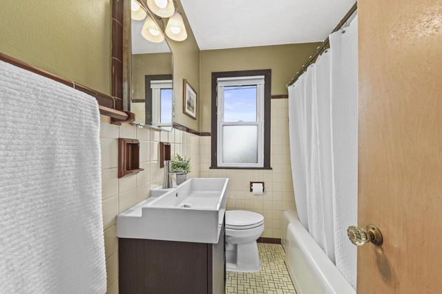 5532 N 11th STREET, Milwaukee, WI 53209