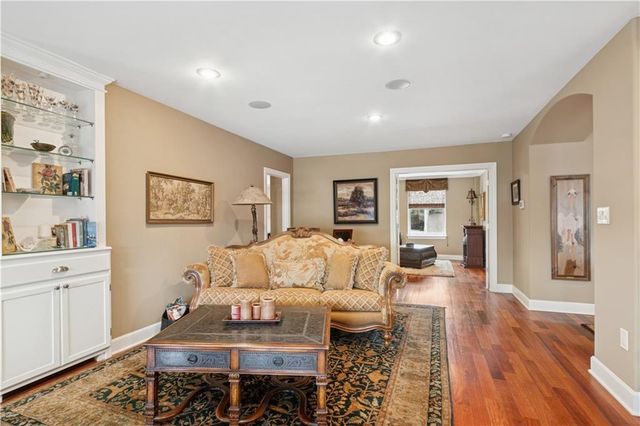 229 Ward Parkway 604B, Kansas City, MO 64112