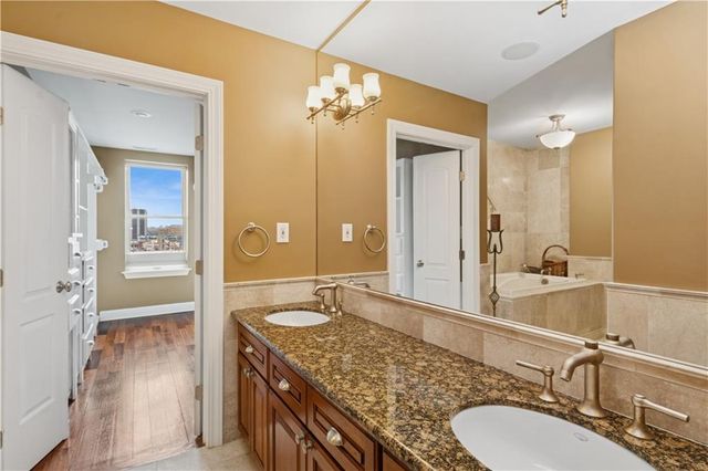 229 Ward Parkway 604B, Kansas City, MO 64112