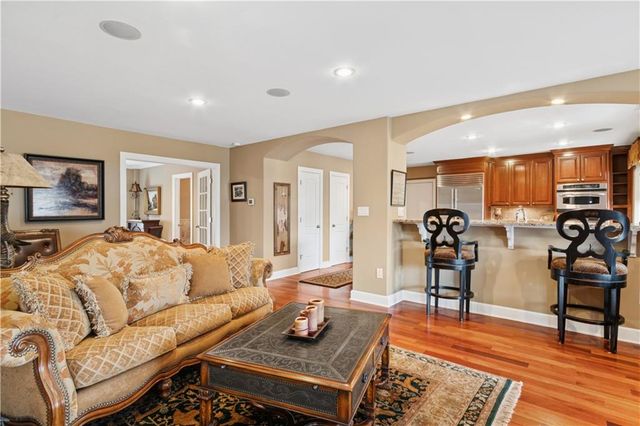 229 Ward Parkway 604B, Kansas City, MO 64112