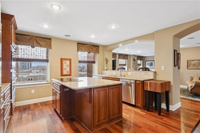 229 Ward Parkway 604B, Kansas City, MO 64112