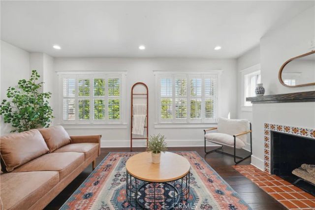 2111 S Bronson, Los Angeles, CA 90018