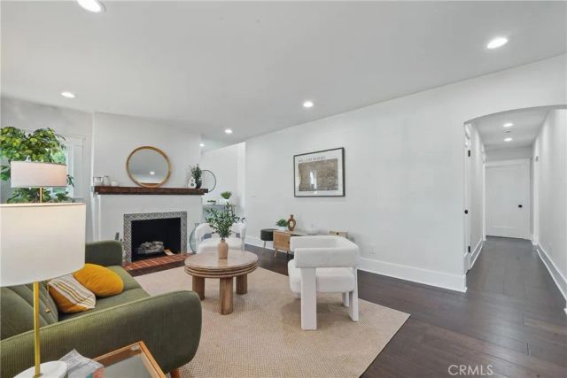 2111 S Bronson, Los Angeles, CA 90018