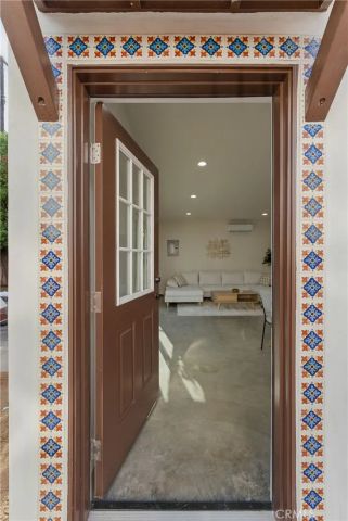 2111 S Bronson, Los Angeles, CA 90018
