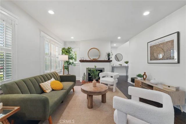2111 S Bronson, Los Angeles, CA 90018