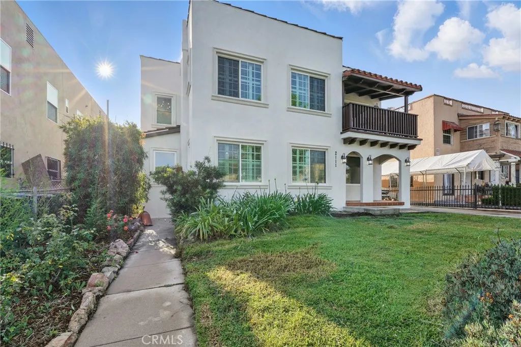 2111 S Bronson, Los Angeles, CA 90018