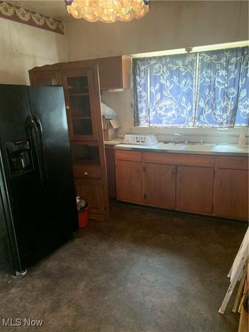 323 West State Street, Niles, OH 44446