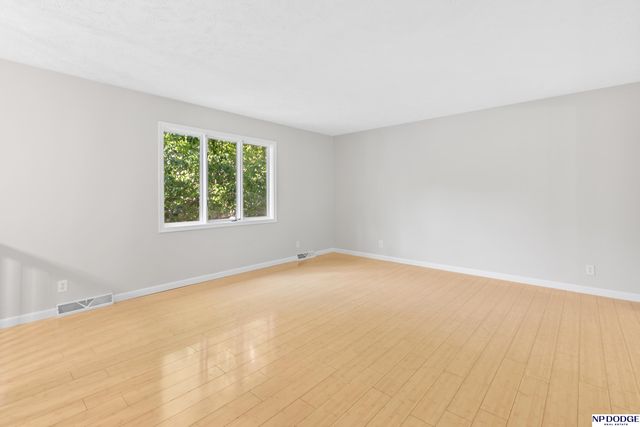 14912 Paul Plaza, Omaha, NE 68154