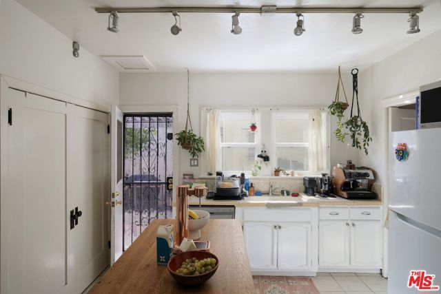 1254 S Tremaine Avenue, Los Angeles, CA 90019