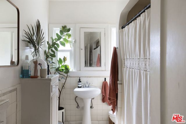 1254 S Tremaine Avenue, Los Angeles, CA 90019