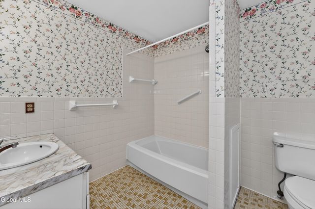 4C Lacosta Drive, Clifton Park, NY 12065