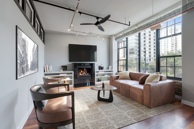 70 E 18TH Street 2D, Chicago, IL 60616