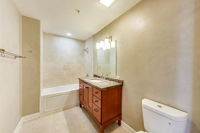 70 E 18TH Street 2D, Chicago, IL 60616