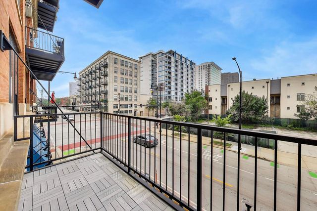 70 E 18TH Street 2D, Chicago, IL 60616