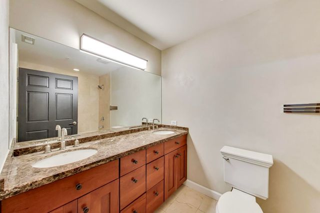 70 E 18TH Street 2D, Chicago, IL 60616