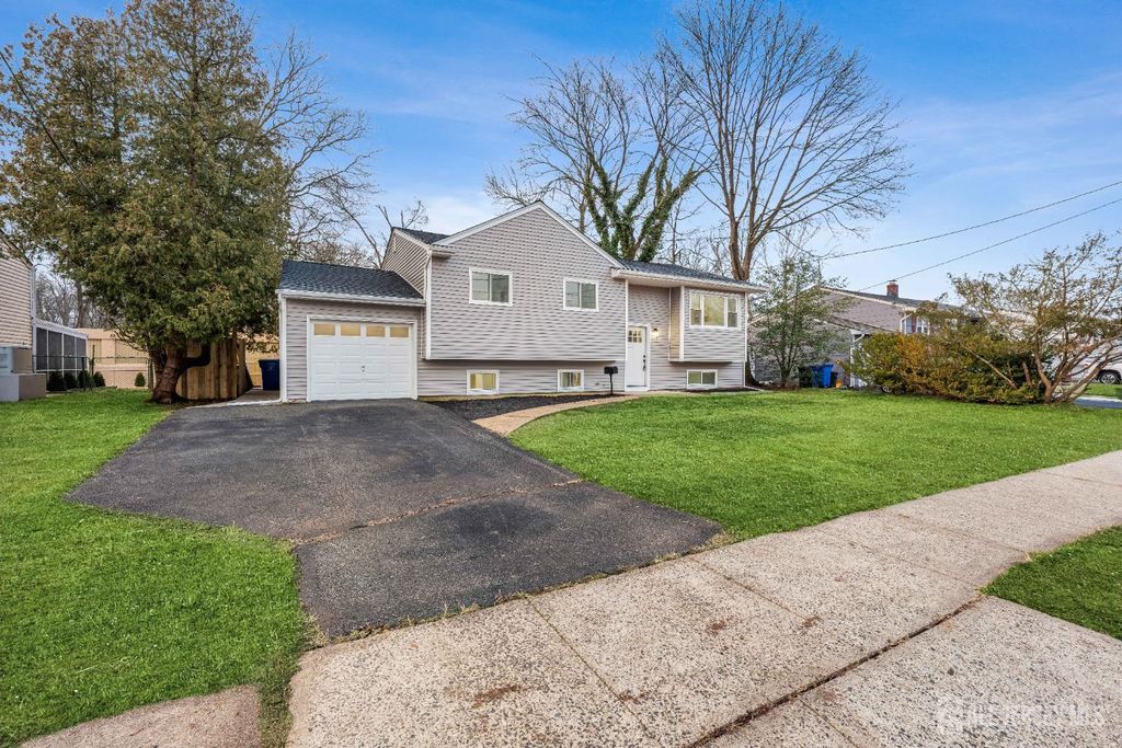 139 Lee Drive, Middlesex, NJ 08846