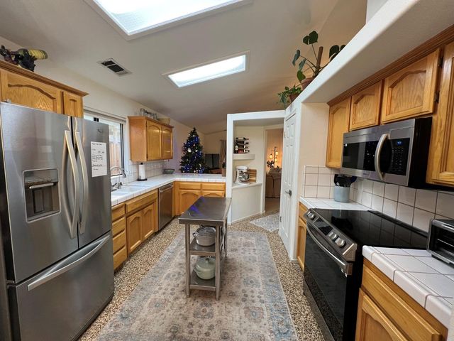 1130 N Miami Avenue, Clovis, CA 93611