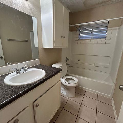 7208 Creekside DR C, Austin, TX 78752